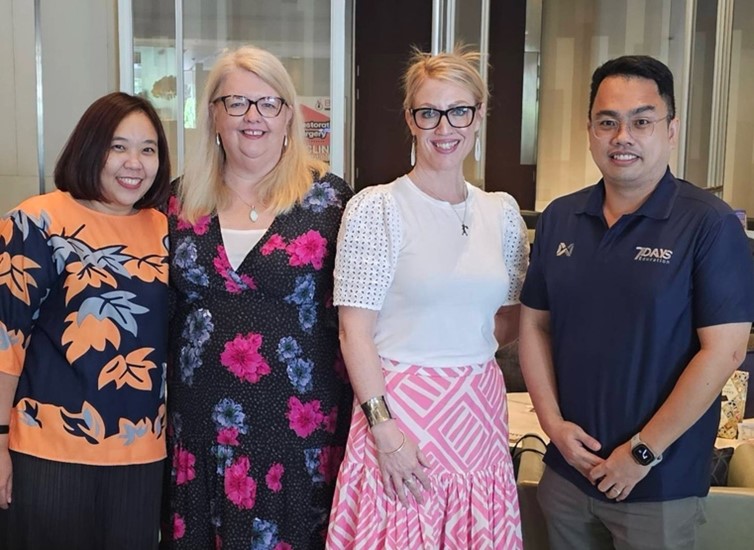13 Mrs Anne Henwood Director of International Students จากโรงเรียน Rosehill College และ Ms Andrea Donovan Co-Director of International Students จาก Botany Downs Secondary College